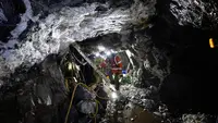 Penambang Dai Walker (kiri) dan pimpinan Alba Mineral Resources George Frangeskides memeriksa kondisi bawah tanah kelima tambang emas Clogau St David dekat Dolgellau, Wales, pada 27 Maret 2025. (Oli SCARFF/AFP)