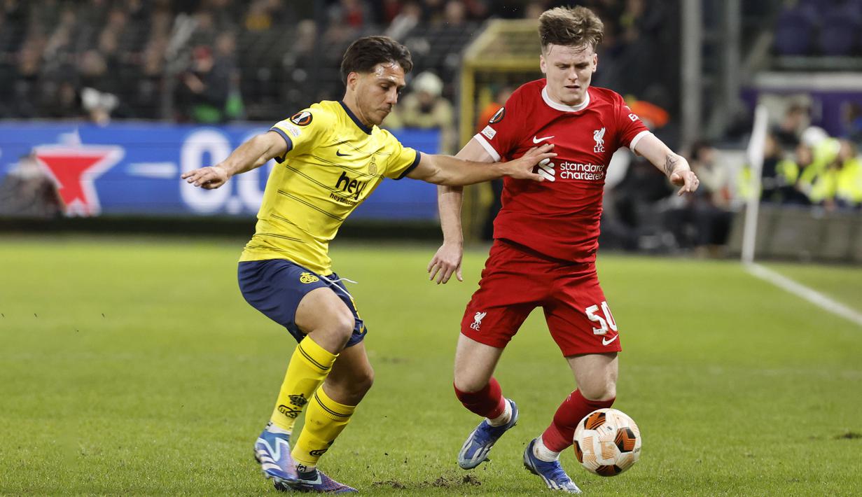 Pemain Liverpool, Ben Doak (kanan), berebut bola dengan pemain Union Saint-Gilloise, Kevin Mac Allister, dalam laga terakhir Grup E Liga Europa 2023/2024 yang berlangsung di Lotto Park, Brussels, Jumat (15/12/2023) dini hari WIB. (AP Photo/Geert Vanden Wijngaert)