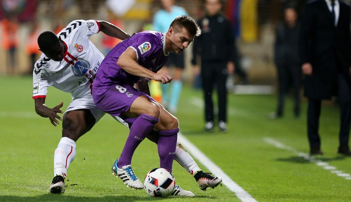 Gelandang Real Madrid, Toni Kroos, berebut bola dengan pemain Cultural Leonesa, Gianni Zuiverloon, pada leg pertama babak 32 besar Copa del Rey di Reino de Leon, Leon, Rabu (26/10/2016). (AFP/Cesar Manso)