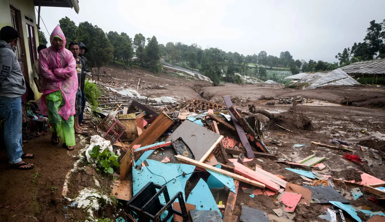 Dari jumlah tersebut masih terdapat 18 kantong jenazah yang hingga kini masih dalam proses identifikasi. Tampak dalam foto, puing-puing rumah yang hancur tersisa setelah tanah longsor melanda Desa Pasirlangu di Cisarua, Kabupaten Bandung, Jawa Barat, pada 24 Januari 2026. (Timur Matahari/AFP)