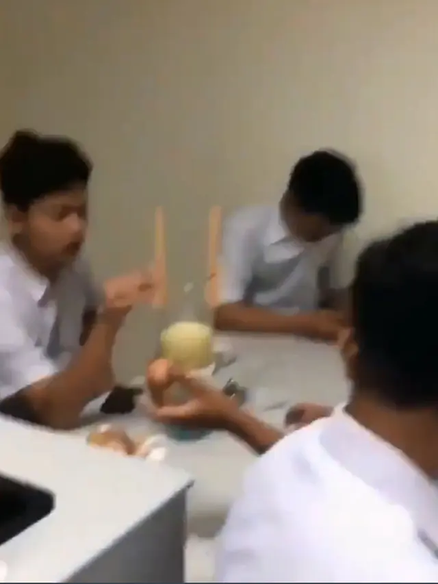 Kocak, Aksi Siswa Masak Mi Instan Saat Praktikum Kimia
