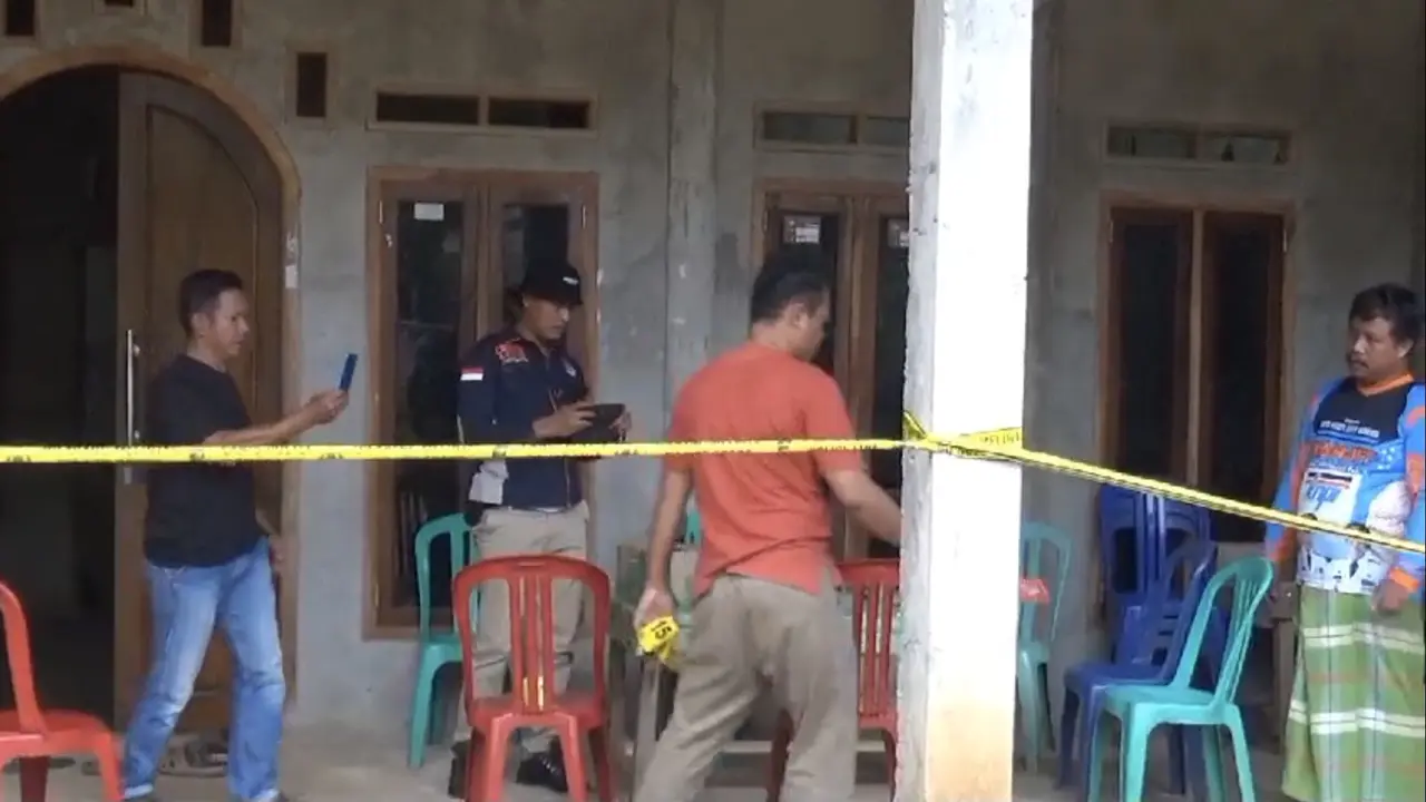 Polisi memasang garis polisi di lokasi kejadian kakak beradik serang warga hingga tewas menggunakan senjata tajam di Way Kanan, Lampung. Foto : (Istimewa).