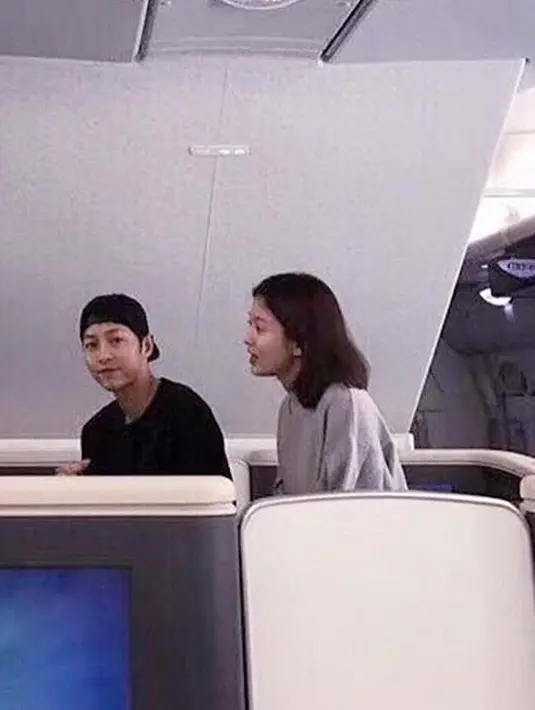 Belum lama ini, Song Joong Ki  dan Song Hye Kyo tertangkap kamera sedang berada di Bandara. Saat itu, mereka melakukan perjalan ke Los Angeles. Bukan hanya untuk jalan-jalan, ternyata mereka juga melakukan sesi foto Pre wedding. (Doc: Instagram)