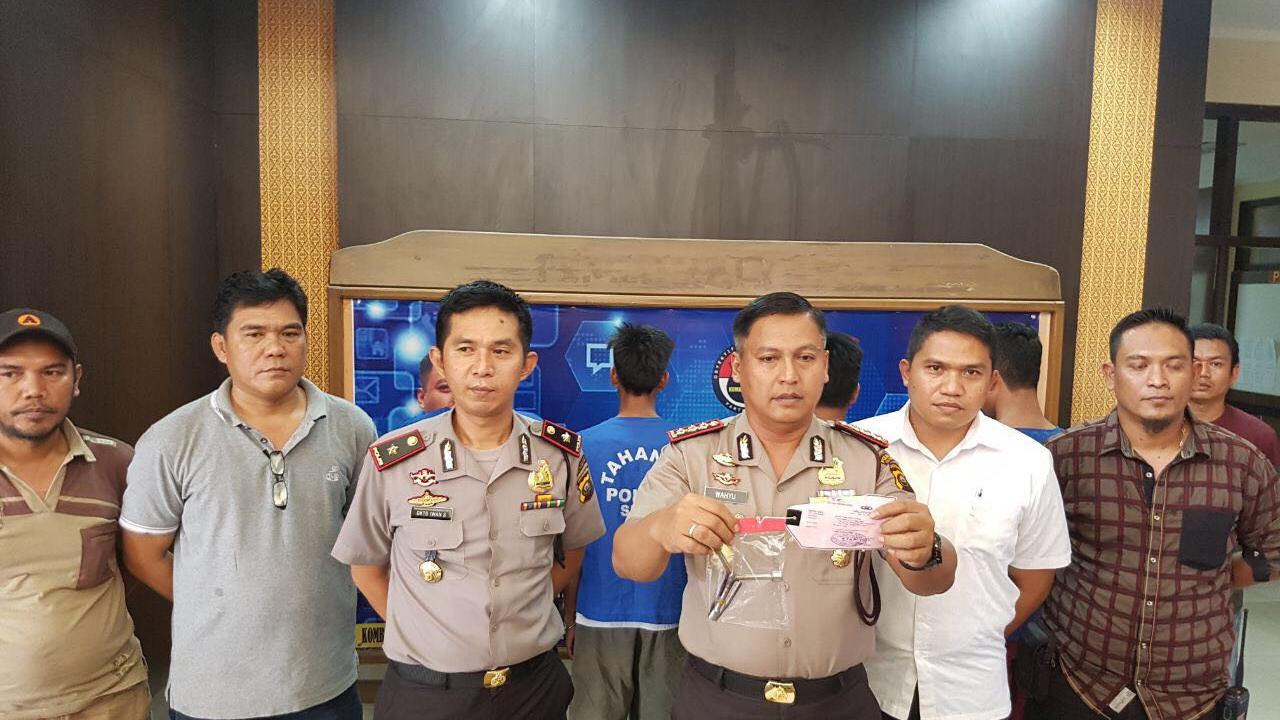 Kapolresta Palembang menunjukkan barang bukti curanmor yang dilakukan mahasiswa Palembang (Liputan6.com/Nefri Inge)