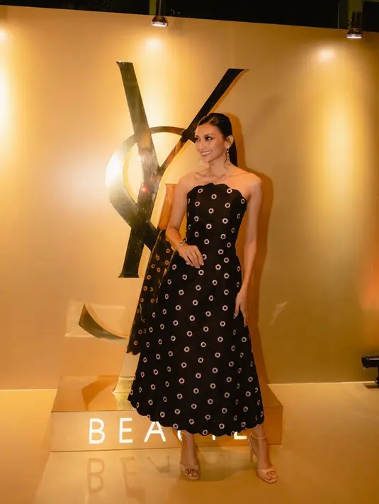 Adinda Cresheilla tampil mengenakan long dress hitam bermotif. Dress tube tersebut dipadukan heels strap warna nude. [@dindacresheilla]