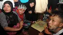 Keluarga dan sahabat saat mendoakan komedian Betawi Nur Sarinuri atau lebih dikenal Mpok Nori seusai dimakamkan di TPU Pondok Ranggon, Jakarta Timur, Jumat (3/4/2015). (Liputan6.com/Helmi Afandi)