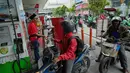 Sebagai net importer energi, kondisi ini berpotensi mendorong penyesuaian harga bahan bakar minyak (BBM) domestik. Tampak dalam foto, orang-orang mengantre untuk mengisi bahan bakar sepeda motor mereka di sebuah Stasiun Pengisian Bahan Bakar Umum (SPBU) di Jakarta, Selasa 3 Maret 2026. (AP Photo/Achmad Ibrahim)