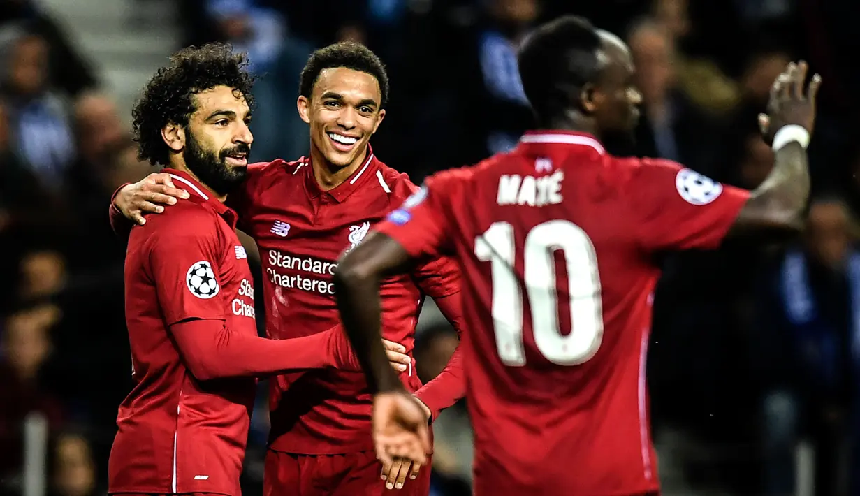 Winger Liverpool, Mohamed Salah berselebrasi dengan rekannya setelah mencetak gol ke gawang FC Porto pada leg kedua perempat final Liga Champions 2018/2019 di Estadio do Dragao, Rabu (17/4). Liverpool memastikan lolos ke babak semifinal setelah membantai Porto 4-1. (PATRICIA DE MELO MOREIRA / AFP)
