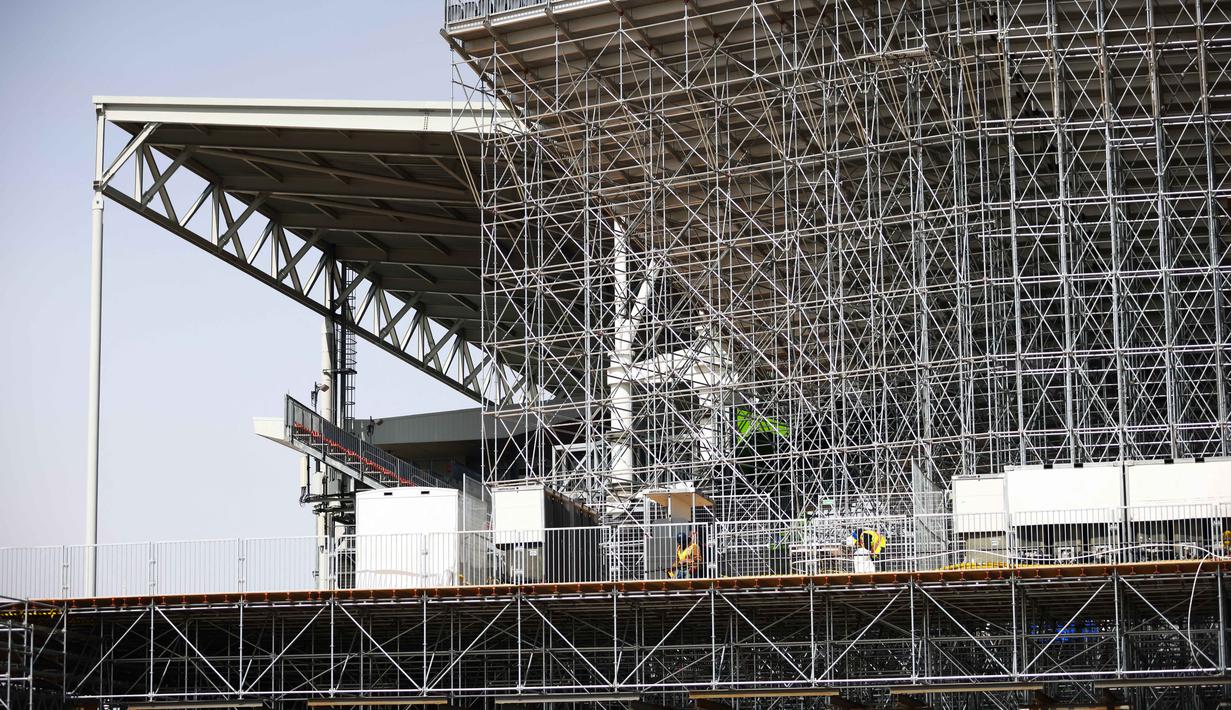Ajang ini untuk pertama kalinya digelar di tiga negara sekaligus, yakni Amerika Serikat, Kanada, dan Meksiko, dengan total 16 stadion resmi yang tersebar di berbagai kota besar Amerika Utara. Tampak dalam foto, tempat duduk tribun sementara dipasang di BMO Field, Toronto, Kanada, pada Selasa 24 Maret 2026. (Cole BURSTON/AFP)