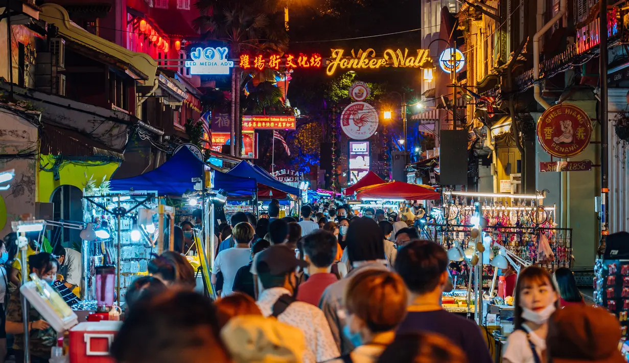 Para turis mengunjungi pasar malam Jonker Street di Melaka, Malaysia, 18 September 2020. Industri pariwista Melaka sempat terdampak parah oleh pandemi COVID-19, namun karena kini warga Malaysia dapat bepergian di dalam negeri, Melaka perlahan kembali bangkit. (Xinhua/Zhu Wei)