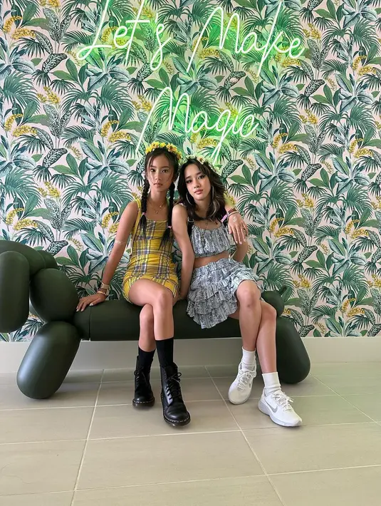 Sementara Kiera tampil dengan plaid dress kuning dan sepatu boots hitam.