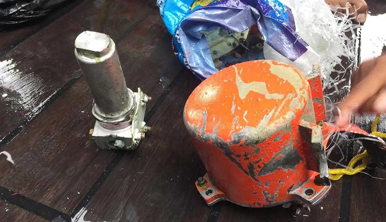 Cockpit Voice Recorder (CVR) Lion Air JT 610 yang jatuh di perairan Karawang Oktober 2018 lalu diperlihatkan oleh Personil TNI AL di laut lepas pantai Karawang (14/1). (AFP Photo/Azwar Ipank)