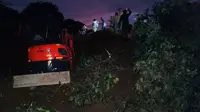 Akses jalan menuju Cianjur Kota, Kabupaten Cianjur, Jawa Barat, hingga malam ini masih tertutup total akibat material longsor yang terjadi, Senin (21/11/2022) sore. (Foto: Achmad Sudarno/Liputan6.com).