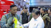 Menteri Koordinator Bidang Perekonomian, Airlangga Hartarto bersama Direktur Utama Perum BULOG, Ahmad Rizal Ramdhani dalam Pesta Rakyat untuk Indonesia 2025. Foto: Humas Perum BULOG