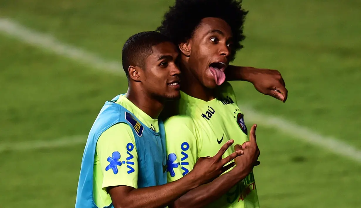 Pemain Brasil Willian (kanan) dan Douglas Costa bergaya saat difoto pada sesi latihan di Salvador, Brasil, Senin(16/11/2015). Brasil akan melawan Peru pada Qualifikasi Piala Dunia Rusia 2018. AFP Photo/Christophe Simon)