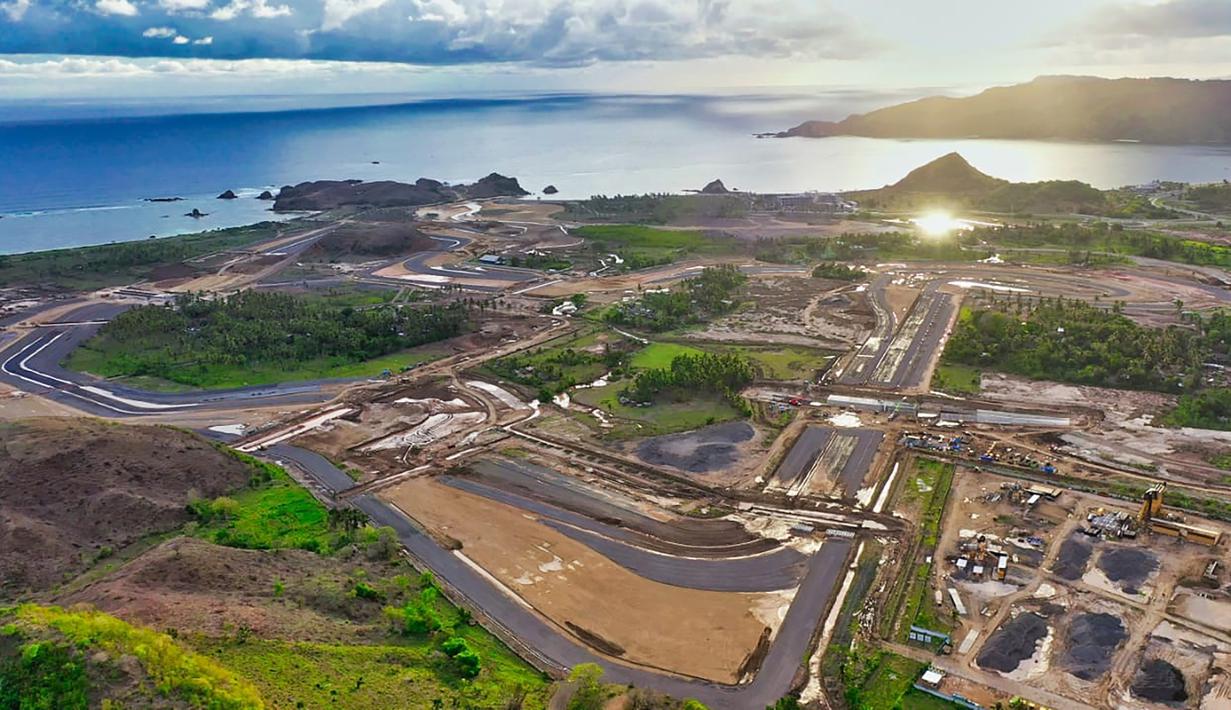 Foto aerial perkembangan pembangunan Sirkuit Jalan Raya Mandalika yang berada di dalam Kawasan Ekonomi Khusus Mandalika, Kamis (14/1/2021). Mandalika Grand Prix Association (MGPA) mengabarkan perkembangan pembangunan Sirkuit sudah mencapai 42,98 persen. (foto dok MGPA)