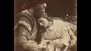 Foto yang berjudul Perpisahan Lancelot dan Guinevere, pada tahun 1874 Tennyson meminta Cameron untuk membuat ilustrasi fotografi dengan kostum sendiri dan teman-temannya. (Julia Margaret Cameron/Museum of Art/wwn)