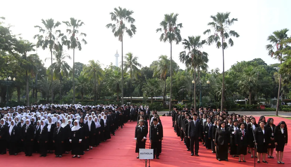 Suasana saat pejabat fungsional mengikuti pelantikan dan pengambilan sumpah jabatan di halaman Balai Kota DKI Jakarta, Senin (4/6). Pengangkatan pertama kali sebanyak 645, perpindahan 236, dan inpassing 24 orang. (Liputan6.com/Arya Manggala)