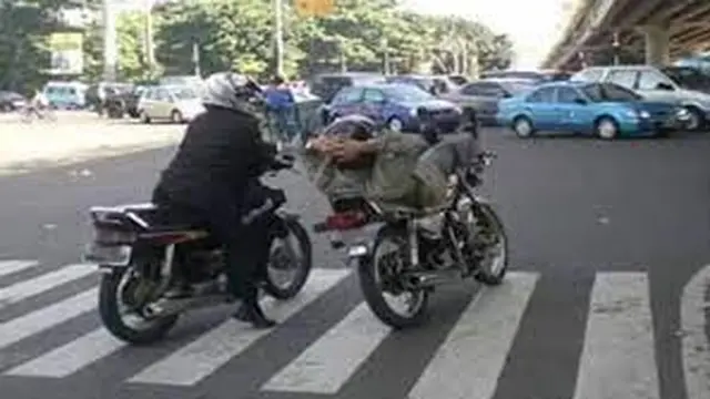6 Tingkah Orang Indonesia di Zebra Cross Ini Nyeleneh, Jadi Pusat Perhatian
