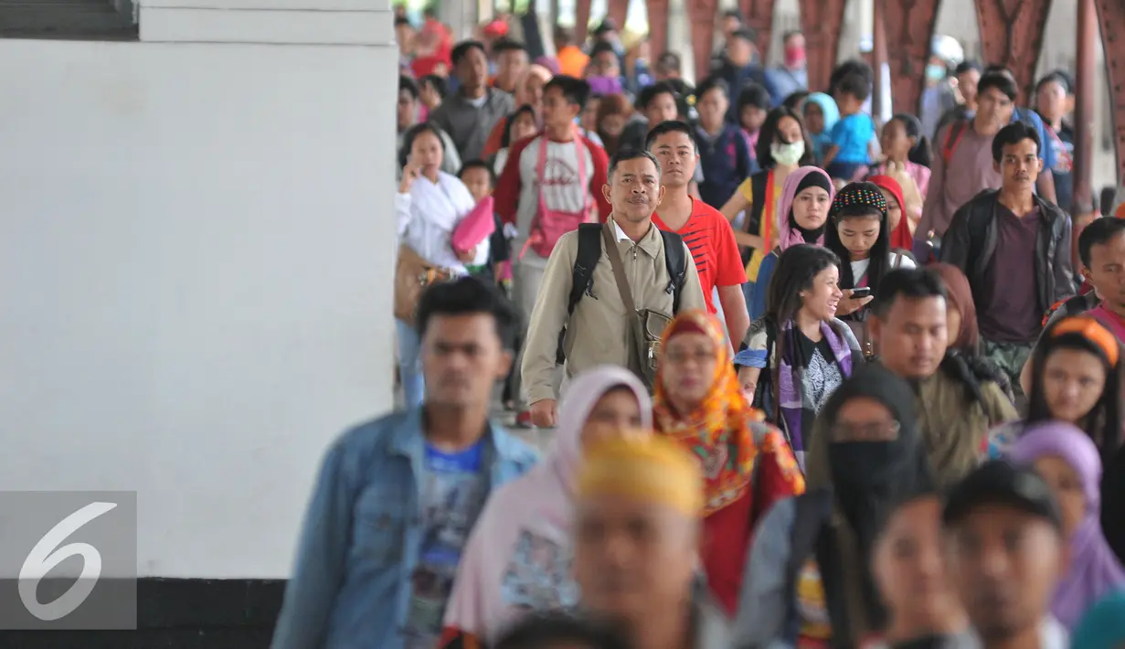 Para Penumpang kereta api tegal arum tiba di Stasiun Senen, Jakarta, Senin, (20/7/2015). Dipredeksikan puncak arus balik di stasiun pasar senen akan terjadi pada hari Selasa atau Rabu. (Liputan6.com/Herman Zakharia)