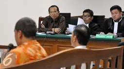 Suryadharma Ali mendengarkan keterangan saksi saat sidang lanjutan di Pengadilan Tipikor, Jakarta, Jumat (23/10/2015). JPU menghadirkan saksi Asisten Pribadi SDA yang merupakan petugas haji dari Rekomendasi Anggota DPR. (Liputan6.com/Helmi Afandi)