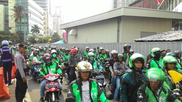 Pengemudi Gojek melintas di Bundaran HI