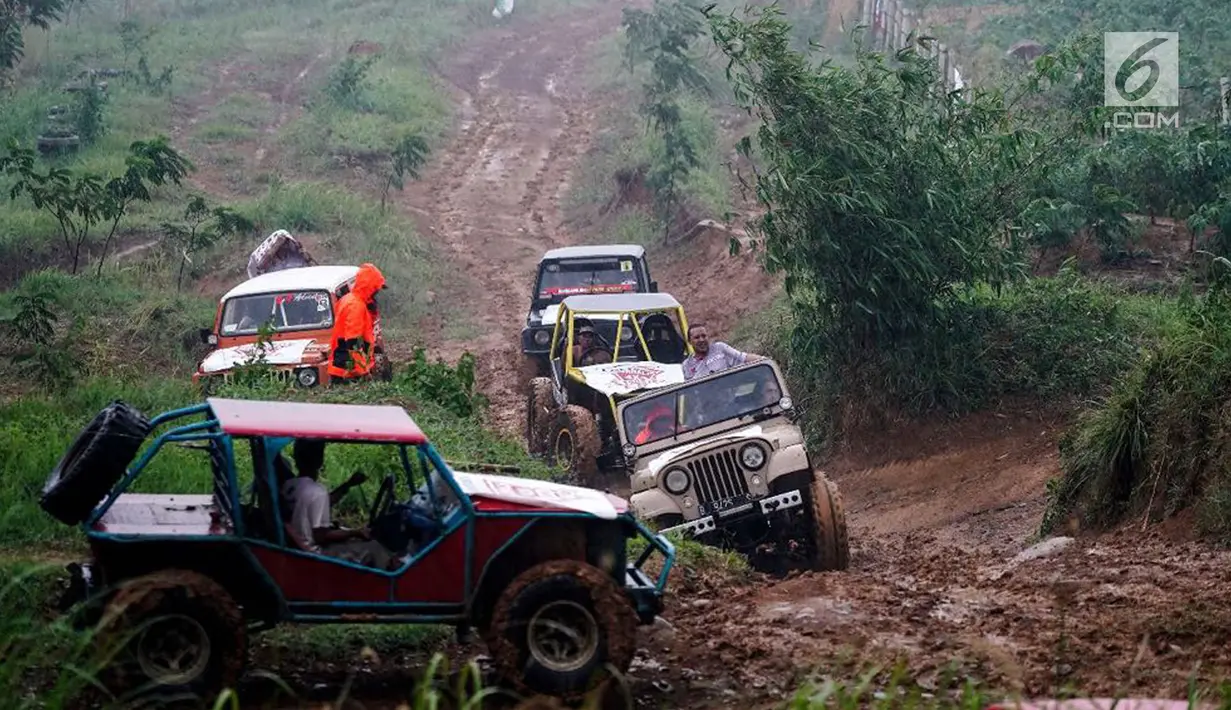 Jeep peserta jurnalis 4x4 melintasi lumpur selama Fastron Weekend Drive- Dasa Warsa Jurnalis 4X4 di Depes Offroad Track, Desa Pelangi, Sentul, Bogor, Jabar (26/11). Kegiatan ini diikuti ratusan peserta dari 13 klub otomotif. (Liputan6.com/HO/Jefta)