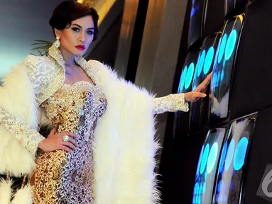 Model cantik Saras Kyo memakai rancangan Eko Chandra, Jakarta, Kamis (1/10/2014) (Liputan6.com/Faisal R Syam) 