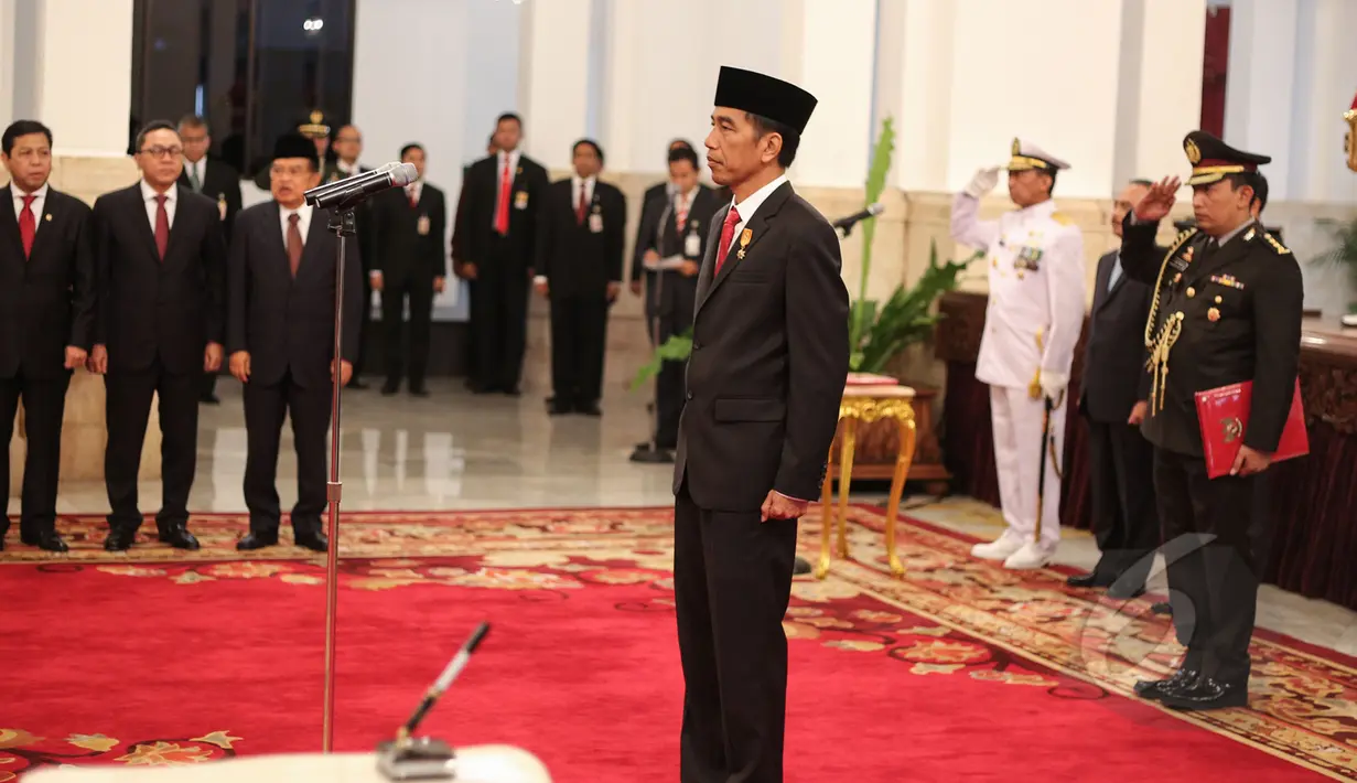 Presiden Joko Widodo (Jokowi) saat memimpin pelantikan Kapolri Jenderal Pol. Badrodin Haiti sebagai Kepala Polri di Istana Negara, Jakarta, Jumat (17/4/2015). (Liputan6.com/Faizal Fanani)