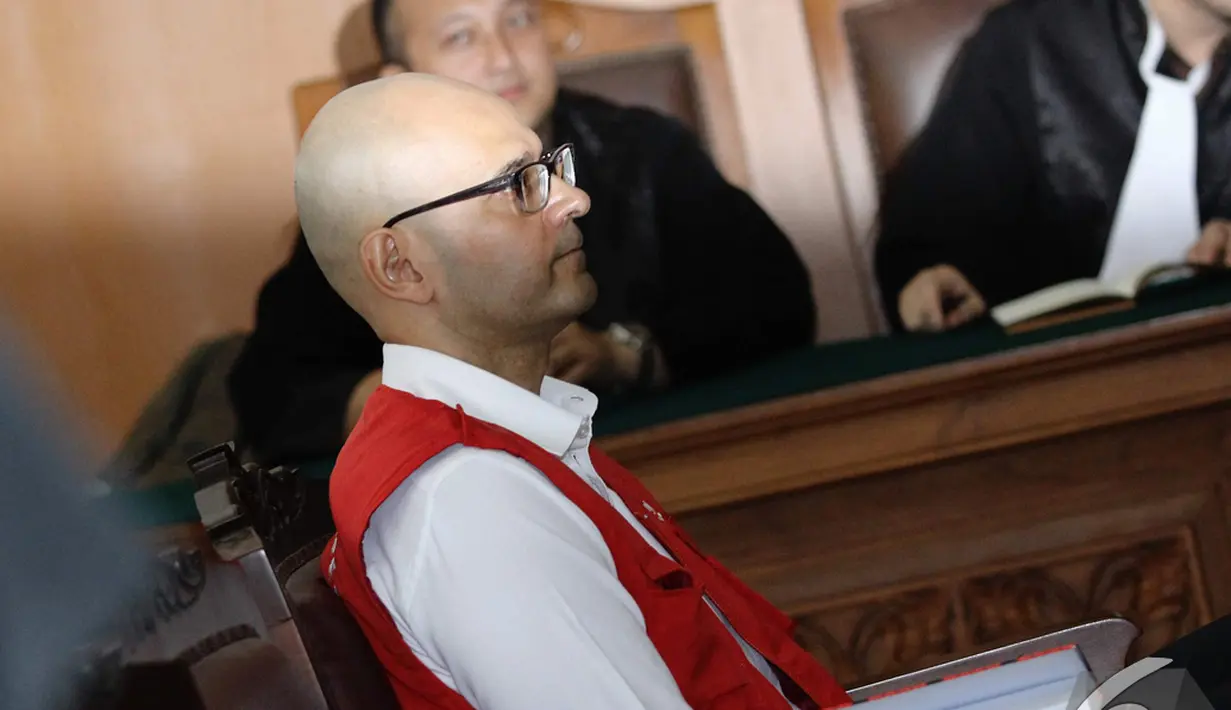  Neil Bantleman saat menjalani sidang perdana di Pengadilan Negeri Jakarta Selatan, Selasa (2/12/2014). (Liputan6.com/Faizal Fanani)