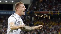 Gelandang Jerman, Toni Kroos, merayakan gol yang dicetaknya ke gawang Swedia pada laga grup F Piala Dunia di Stadion Fisht, Sochi, Sabtu (23/6/2018). Gol injury time dirinya beri kemenangan untuk Jerman. (AP/Frank Augstein)