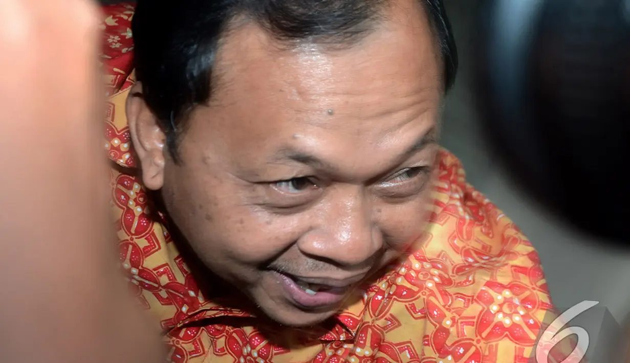 I Wayan Koster datang ke KPK dengan mengenakan batik berwarna merah, Jakarta, Selasa (2/9/2014) (Liputan6.com/Faisal R Syam)