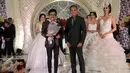 Designer Yohannes Bridal foto bersama saat fashion show gaun pengantin dengan Tema "Wedding Open House" di Hotel Grand Mercure, Jakarta, Sabtu (20/2). (Liputan6.com/JohanTallo)