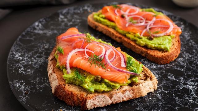 Salmon asap dengan roti panggang.