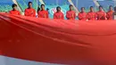 Pesepakbola timnas U-19 Indonesia menyanyikan lagu kebangsaan Indonesia Raya sebelum pertandingan Grup B Piala Asia U-19 melawan timnas U-19 Australia di Stadion Thuwunna Youth Training Center Yangon, Myanmar,(12/10/2014). (ANTARA FOTO/Andika Wahyu)
