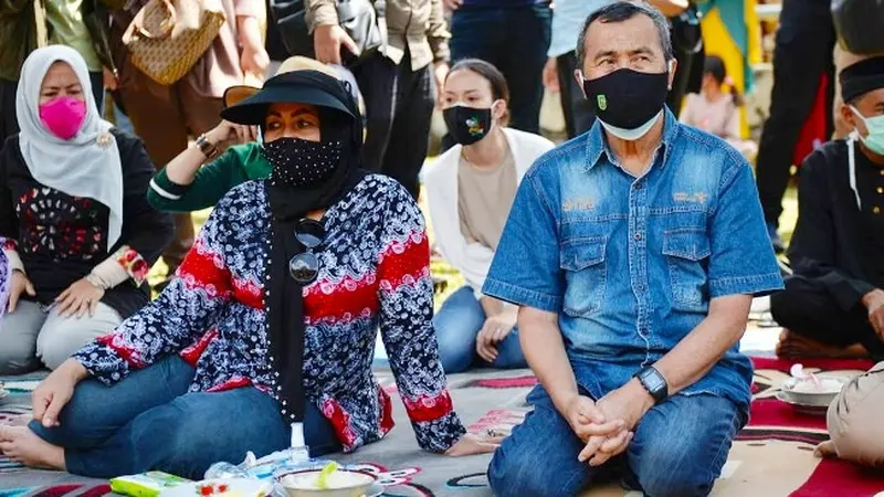 Istri Gubernur Riau (kiri) mendampingi suaminya beberapa hari sebelum terkonfirmasi Covid-19.
