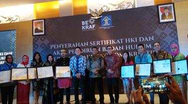 Bekraf bersama Kementerian Hukum dan HAM menyerahkan sertifikat Hak Kekayaan Intelektual (KHI) secara simbolis kepada 12 pelaku ekonomi kreatif.
