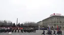 Penjaga kehormatan Rusia berbaris membawa bendera nasional dan replika spanduk Kemenangan selama parade militer yang memperingati 80 tahun kemenangan Soviet pada Pertempuran Stalingrad selama Perang Dunia Kedua, di selatan kota Volgograd pada 2 Februari 2023. (AFP/Stringer)