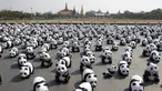 Sejumlah patung Panda berjejer di depan Grand Palace, Bangkok , Thailand , 4 Maret 2016. Patung Panda ini merupakan pameran yang dibuat oleh seniman Perancis Paulo Grangeon. (REUTERS / Chaiwat Subprasom)
