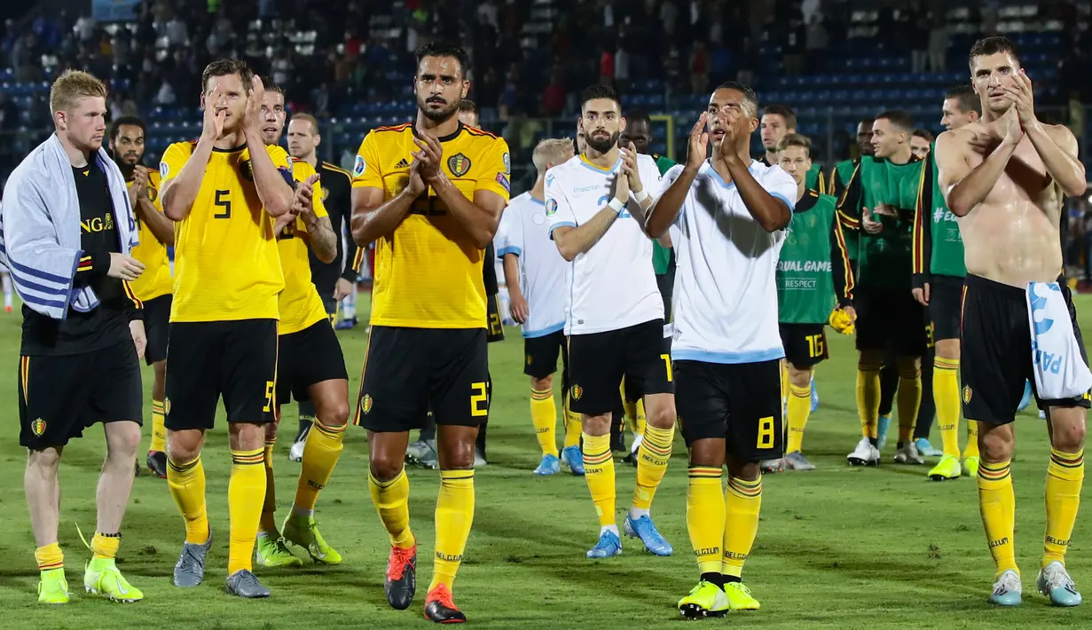 Para pemain Belgia menyapa suporter usai mengalahkan San Marino pada laga Kualifikasi Piala Dunia 2022 di Olympic Stadium, Serravalle, Jumat (6/9). San Marino kalah 0-4 dari Belgia. (AFP/Isabella Bonotto)