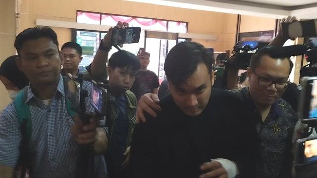 Tangan Rendy Kjaernett diperban usai alami kecelakaan mobil hingga terbalik (Liputan6.com - M Altaf Jauhar)