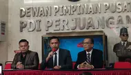 Penasihat Hukum Sekretaris Jenderal (Sekjen) PDIP Hasto Kristiyanto menyampaikan konferensi pers di DPP PDIP. Disbeut penyidik KPK telah melakukan pelanggaran hukum. (Foto: Merdeka.com/Alma Fikhasari).