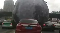 Detik-detik 'Bulan' Jatuh dan Menggelinding di Jalan Raya