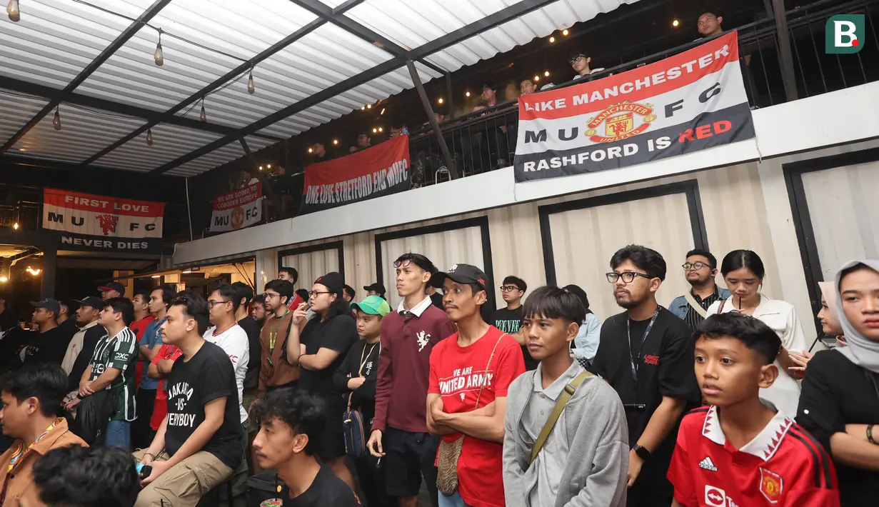 <p>Suasana acara Roaring night Manchester United vs Liverpool di Pitch 98, Kemang, Jakarta Selatan, Minggu (7/4/2024). (Bola.com/M Iqbal Ichsan)</p>
