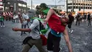 Aksi melempar batu para demonstran ke kedutaan Israel di Athena, Yunani, Selasa (15/5). Mereka mengecam tindakan tentara Israel menembak mati puluhan warga Palestina di perbatasan Gaza yang berunjuk rasa menentang pembukaan kedubes AS (AFP/Aris MESSINIS)