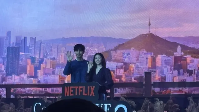 Kim Seon-ho dan Go Youn-jung saat fanmeeting. [Anisha/Fimela