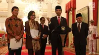 Presiden Joko Widodo atau Jokowi didampingi Wapres Jusuf Kalla, Menkeu Sri Mulyani, MenPANRB Asman Abnur, dan Seskab Pramono Anung saat memberi keterangan terkait THR di Istana Negara, Jakarta, Rabu (23/5). (Liputan6.com/Angga Yuniar)