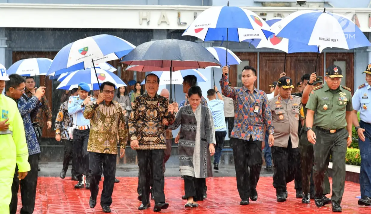 Presiden Joko Widodo saat akan bertolak ke Singapura menjenguk Ani Yudhoyono di Bandara Halim Perdanakusuma, Jakarta, Kamis (21/2). Ani Yudhoyono tengah dirawat karena sakit kanker darah. (Liputan6.com/HO/Biro Pers Setpres)