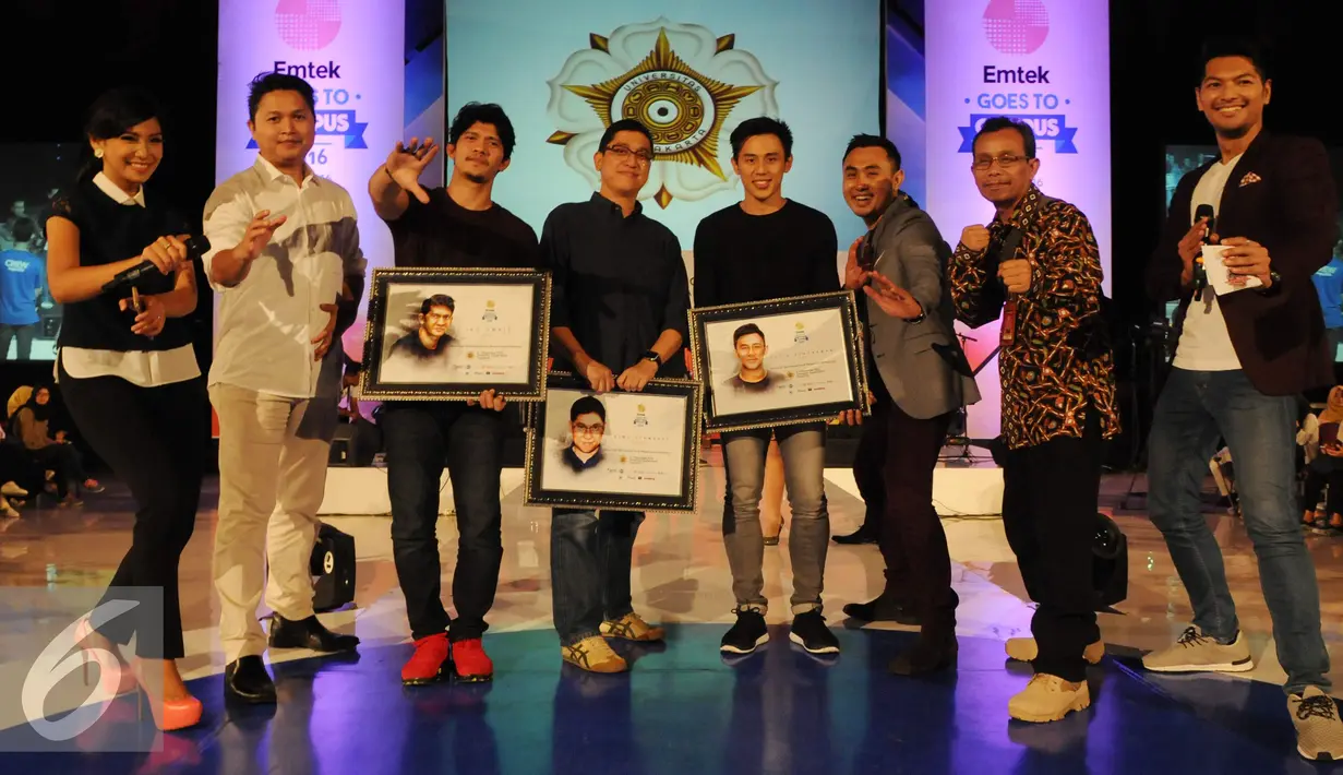 Iko Uwais berpose bersama pembicara lainnya saat mengisi acara Emtek Goes To Campus 2016, Yogyakarta, Rabu (2/11). Iko berbagi pengalaman seputar dunia film kepada mahasiswa di Yogya (Liputan6.com/Helmi Afandi)