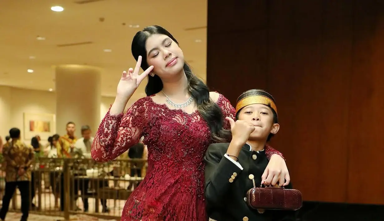 Berbeda dari Annisa Pohan yang pakai tas lokal, Almira pilih mini clutch dari Alexander McQueen. Adalah Long Knuckle Clutch dari brand kesayangan Kate Middleton [@agusyudhoyono]